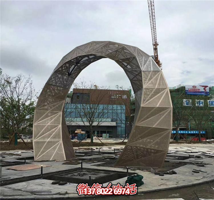 不銹鋼網(wǎng)格拱門雕塑，點綴廣場