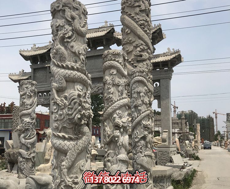精美石雕龍柱擺件，為寺院景觀增添華麗風采