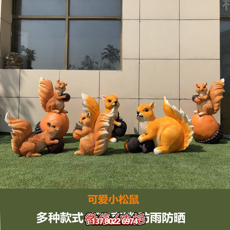 可愛小松鼠雕塑給森林公園、游樂園帶來美好時光