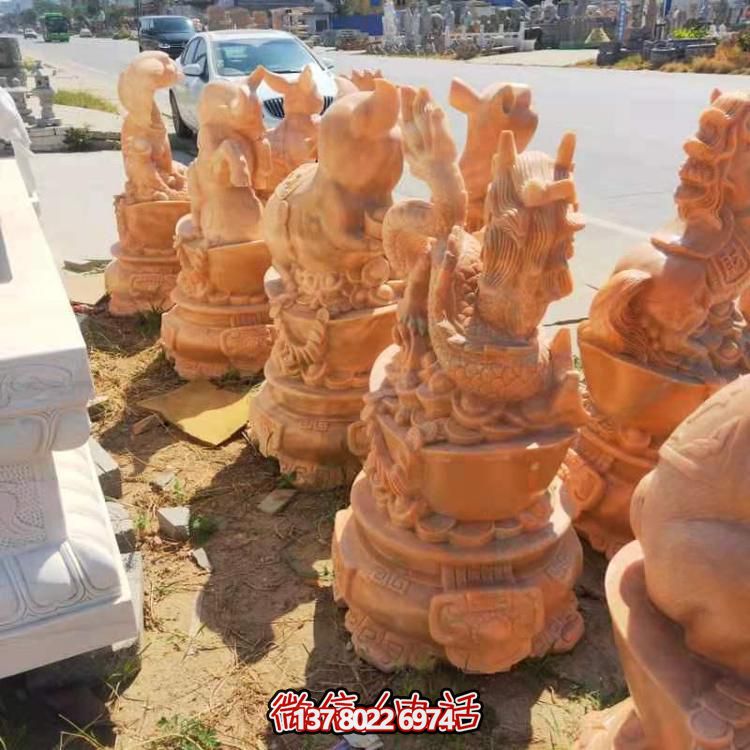 紅晚霞景區(qū)，十二生肖雕塑之旅