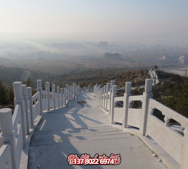 精致石雕護欄，漢白玉青石欄板點綴天然風情