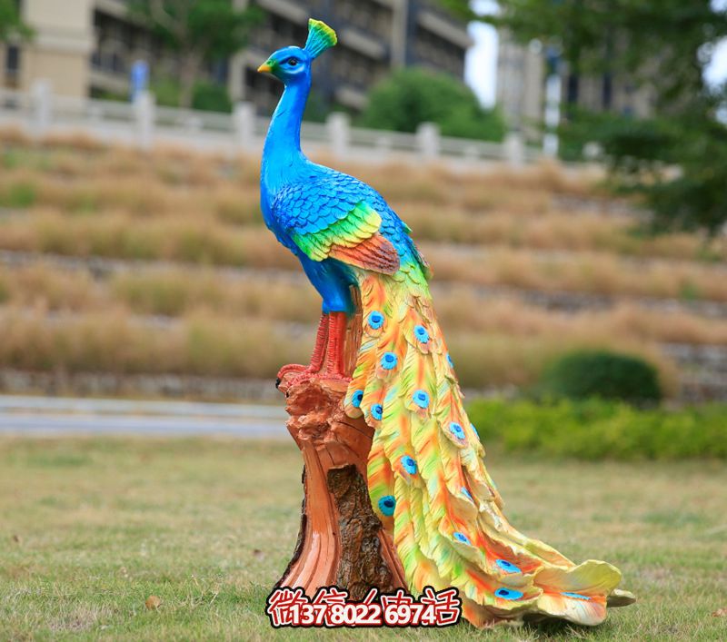 玻璃鋼孔雀雕塑，點綴公園草坪